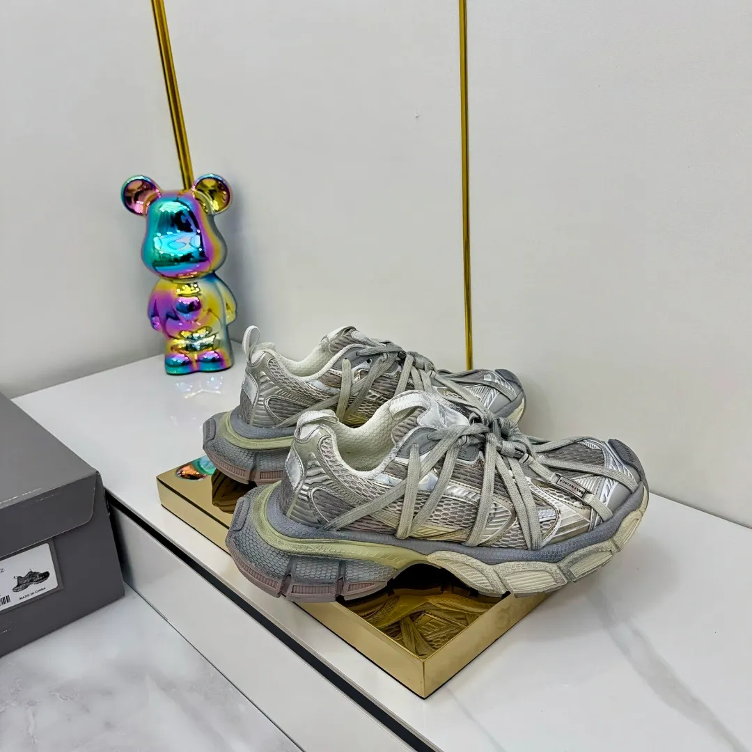 👟👟Ex-factory price 820👟👟 Balenciaga Balenciaga's latest popular 9th generation 3XL Sneaker Spider-Man series, couple's dad shoes, original purchase, development and production. Balenciaga 3XL Sneaker's overall shoe shape draws on the creative ideas of Balenciaga Track and Balenciaga Runner. It is equivalent to removing the outer frame of the Track shoe body while inheriting the streamlined shape and shape of the Runner. Track flat toe, new color matching, the entire shoe body is integrated into the spider binding shoelace design decoration, the exaggerated shape is more prominent. Fabric: original customized imported technical fabric + mesh inner lining: original customized breathable mesh lining. Outsole: original molded 5-layer ultra-light MD combination rubber sole. Bottom thickness: 5CM. Size: 35-45. Original packaging.